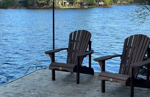 Brownsburg-Chatham Chalet De Ski | Pet-Friendly, Secluded Waterfront Cottage with Modern Amenities & Cozy Fireplace