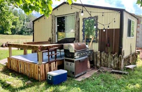 Hartsburg Maison | Pet-Friendly Cabin for Romantic, Off-the-Grid Glamping Escapes in Missouri