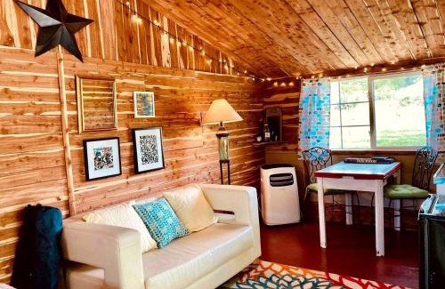 Hartsburg Maison | Pet-Friendly Cabin for Romantic, Off-the-Grid Glamping Escapes in Missouri