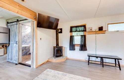 Hillsgrove Maison | Pet-Friendly Cabin with Grill in Hillsgrove