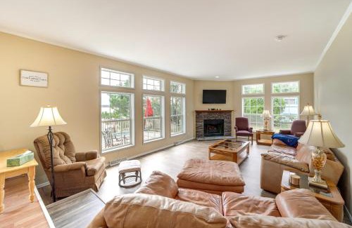Checotah Maison | Pet-Friendly Checotah Home with Deck and Lake Views!