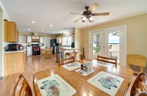 Checotah Maison | Pet-Friendly Checotah Home w/ Deck & Lake Views!