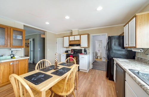 Checotah Maison | Pet-Friendly Checotah Home w/ Deck & Lake Views!