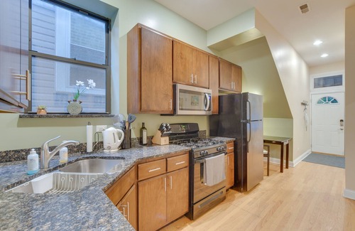 Lower West Side Copropriété | Pet-Friendly Chicago Getaway w/ Free Parking!