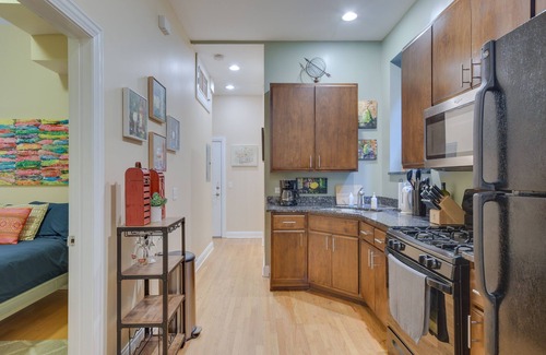 Lower West Side Copropriété | Pet-Friendly Chicago Getaway w/ Free Parking!