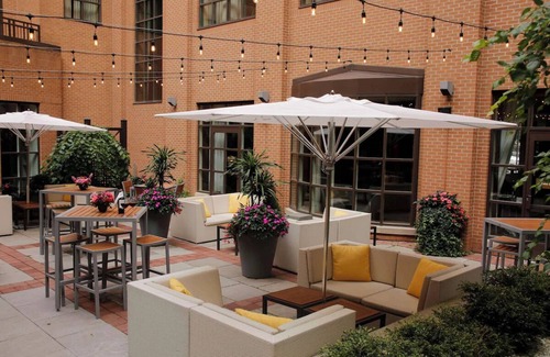 Bloor-Yorkville Hôtel | Pet-Friendly Classic Room w/ City Skyline Views Near ROM – Prime Spot