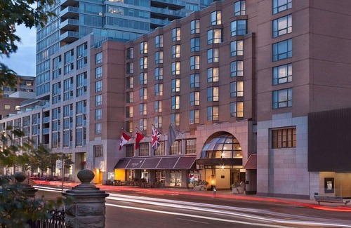 Bloor-Yorkville Hôtel | Pet-Friendly Classic Room w/ City Skyline Views Near ROM – Prime Spot