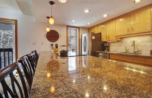 Frisco Copropriété | Condo animaux acceptés. Nouveaux meubles, mises à jour récentes. Lit King, TVHD, bains à remous, piscines, foyer au bois.