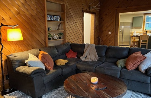White Cabine | Pet Friendly Cozy Cabin Close to Slopes
