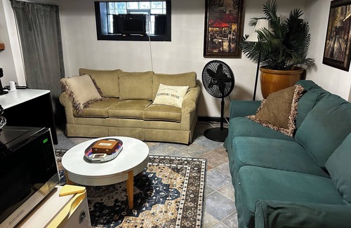 Downers Grove Appartement | Cozy 1-bedroom apartment just 6 minutes drive to Morton Arboretum