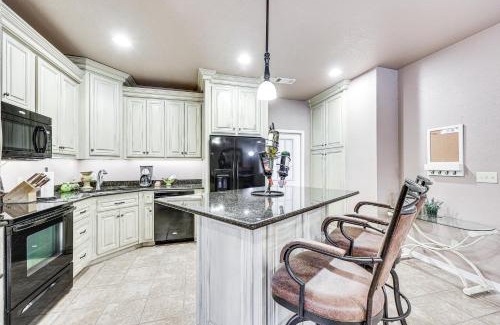 Russellville Maison | Pet-Friendly Dover Cottage with Deck and Mtn Views!