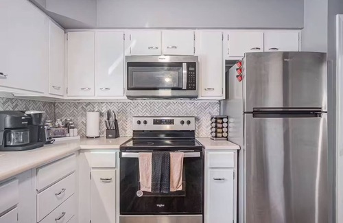 North Central Omaha Maison | Pet Friendly Duplex 6Ft Fence King Bed