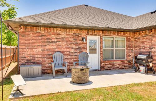 Elgin Maison | Pet-Friendly Elgin Retreat with Patio, Grill and Yard!
