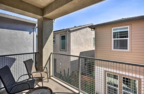 Hood Maison | Pet-Friendly Elk Grove Retreat with Balcony!