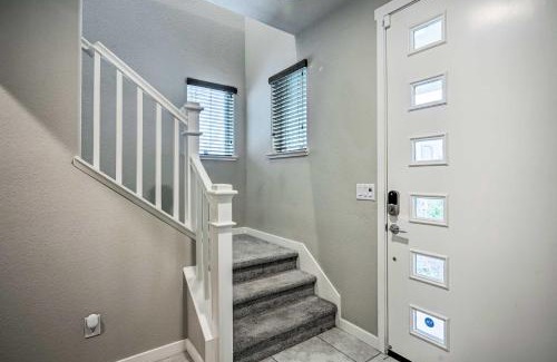 Hood Maison | Pet-Friendly Elk Grove Retreat with Balcony!