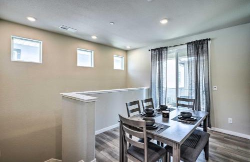 Hood Maison | Pet-Friendly Elk Grove Retreat with Balcony!