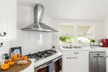 Balmoral Maison | Pet Friendly Family Home In Brisbane - Relocations and Family Stays - Fast Internet - Parking - Netflix