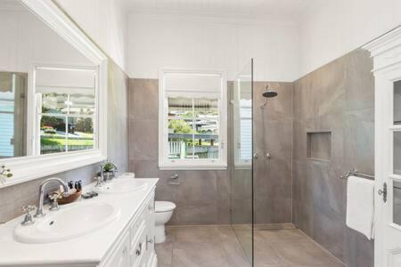 Balmoral Maison | Pet Friendly Family Home In Brisbane - Relocations and Family Stays - Fast Internet - Parking - Netflix