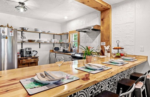 Las Cruces Maison | Cook's kitchen, great backyard, firepit & near DT, NMSU.