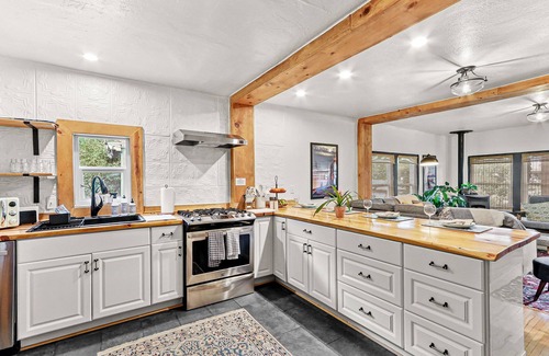 Las Cruces Maison | Cook's kitchen, great backyard, firepit & near DT, NMSU.