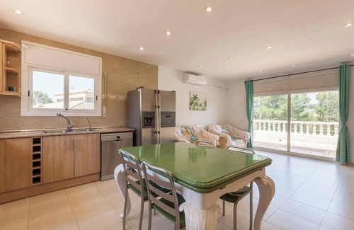 Olivella Maison | Maison de vacances "Villallop" avec vue sur les montagnes, piscine et Wi-Fi.
