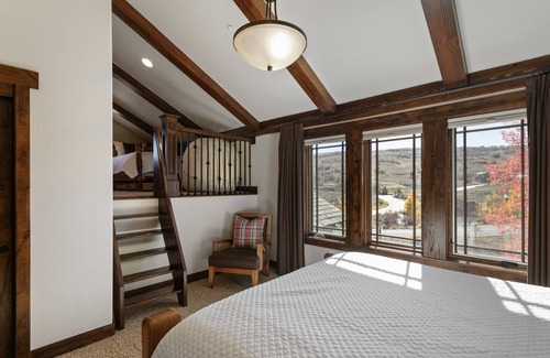 Tuhaye Maison | Pet friendly home in Tuhaye, luxury home office, private hot tub, fire table