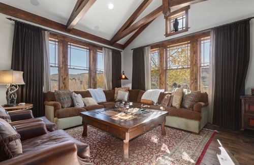 Tuhaye Maison | Pet friendly home in Tuhaye, luxury home office, private hot tub, fire table