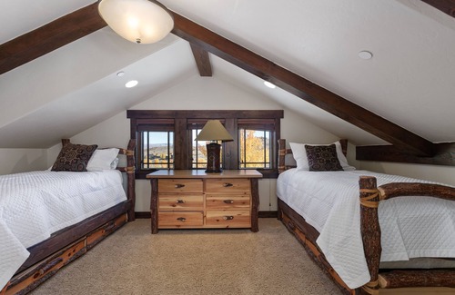 Tuhaye Maison | Pet friendly home in Tuhaye, luxury home office, private hot tub, fire table