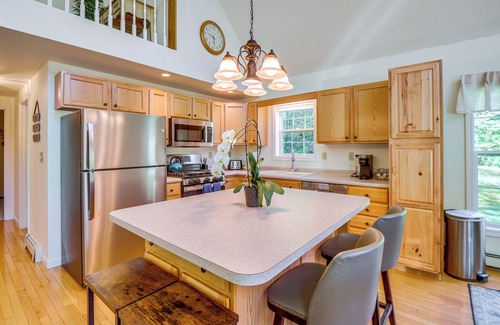Conway Maison | Deluxe North Conway Home w/ Game Room & Fire Pit!