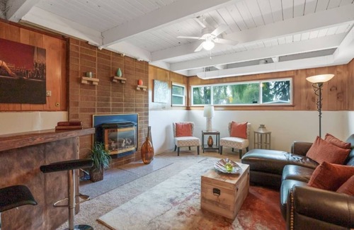 Des Moines Maison | Pet-friendly home with washer/dryer, deck, fenced front/backyar