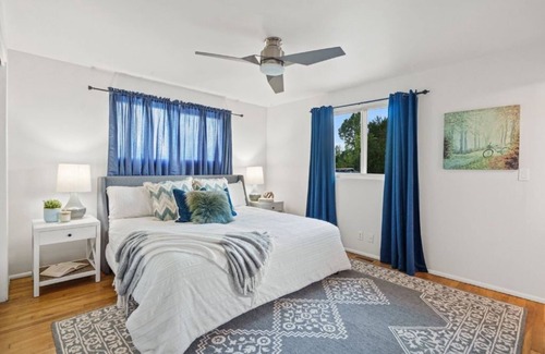 Des Moines Maison | Pet-friendly home with washer/dryer, deck, fenced front/backyar