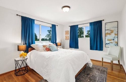 Des Moines Maison | Pet-friendly home with washer/dryer, deck, fenced front/backyar