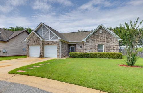 Moundville Maison | Pet-Friendly Home with Fenced Backyard in Moundville