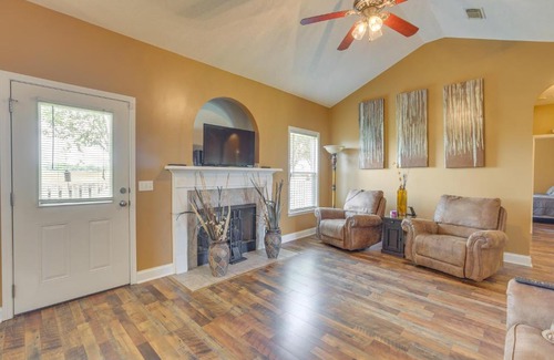 Moundville Maison | Pet-Friendly Home with Fenced Backyard in Moundville