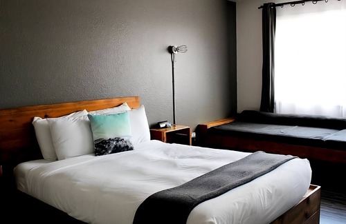 Long Beach Hôtel | Pet-friendly Hotel! Indoor Pool and Sauna, Perfect for a Long Beach Getaway!