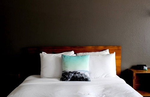 Long Beach Hôtel | Pet-friendly Hotel! Indoor Pool and Sauna, Perfect for a Long Beach Getaway!