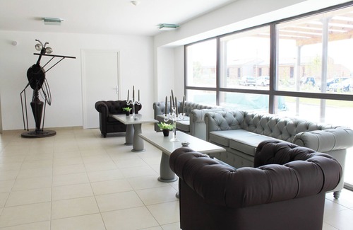 Eguilles Hôtel | Pet-Friendly Hotel in the South of France! Enjoy the Pool, with Free Parking