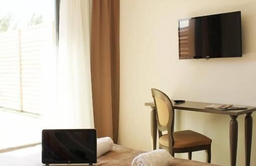 Eguilles Hôtel | Pet Friendly Hotel in Aix-en-Provence! Outdoor Pool, Free Parking