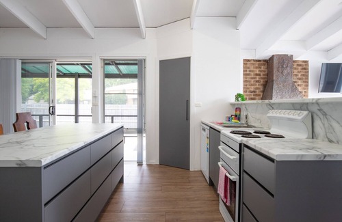 Batemans Bay Maison | Pet Friendly House Steps from Batemans Bay
