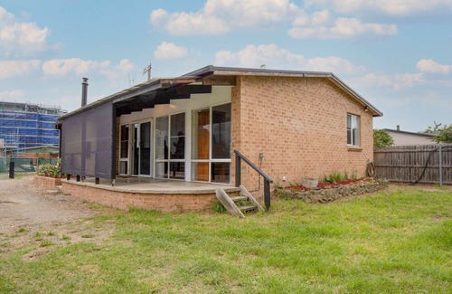 Batemans Bay Maison | Pet Friendly House Steps from Batemans Bay