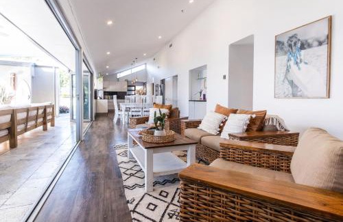 Bokarina Maison | Pet Friendly House Opposite Bokarina Beach