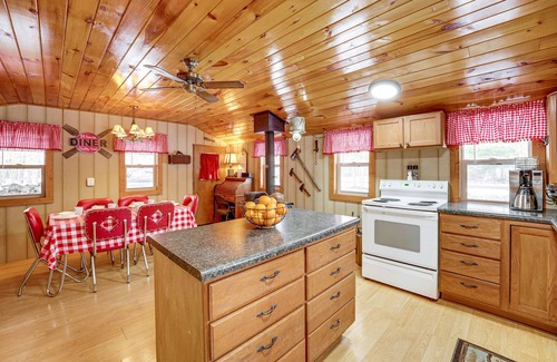 Irons Cottage | Pet-Friendly Irons Cottage w/ Fire Pit & Fireplace