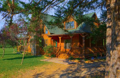 Jefferson Maison | Pet-Friendly Jefferson Home Near Lake O the Pines