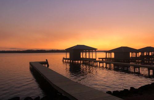 Cherokee County Maison | Pet-Friendly Lakefront Getaway with Hot Tub!