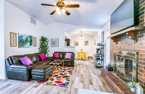 Moore Maison | Pet friendly & less than 20 minutes to downtown OKC, airport, and OU stadium!