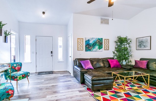 Moore Maison | Pet friendly & less than 20 minutes to downtown OKC, airport, and OU stadium!