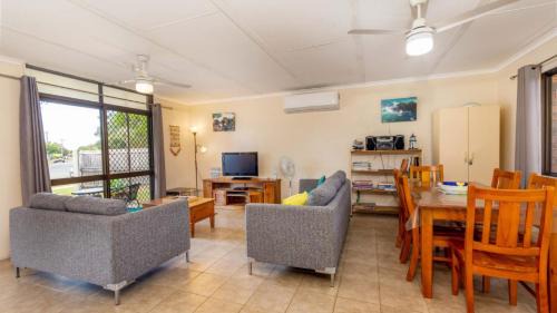 Bongaree Maison | Pet friendly lowset home with room for a boat, Wattle Ave, Bongaree