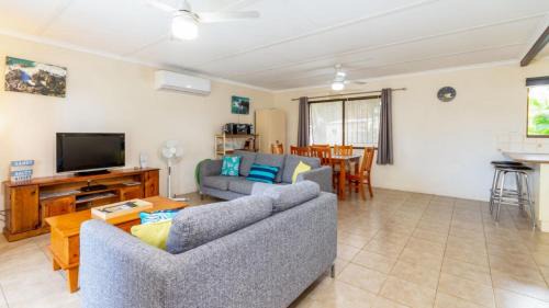 Bongaree Maison | Pet friendly lowset home with room for a boat, Wattle Ave, Bongaree