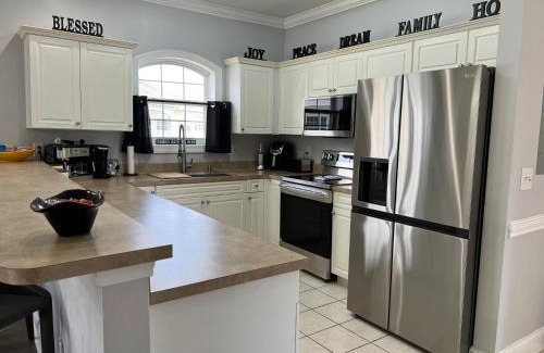 Central Myrtle Beach Appartement | Pet-Friendly - Luxe 3BR Golf Villa - 5 Mins to Beach - Sleeps 8