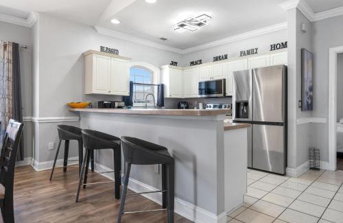 Central Myrtle Beach Appartement | Pet-Friendly - Luxe 3BR Golf Villa - 5 Mins to Beach - Sleeps 8
